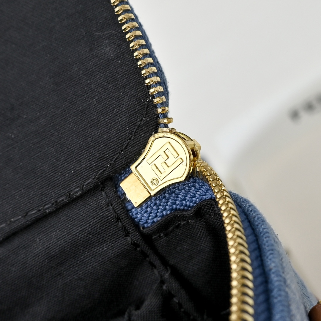 Fendi(フェンディ) 斜 めがけ バッグ 16x8x11cm