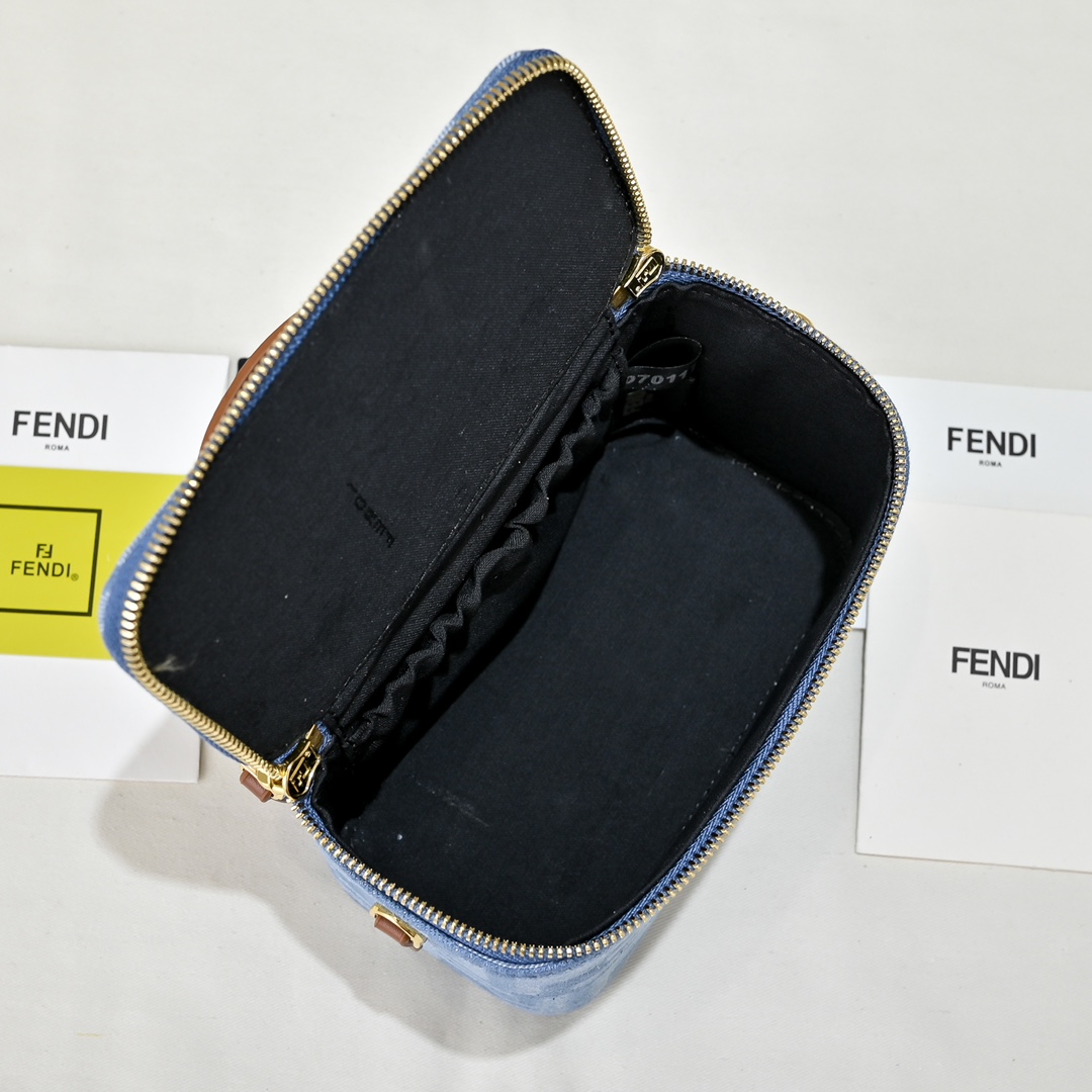 Fendi(フェンディ) 斜 めがけ バッグ 16x8x11cm