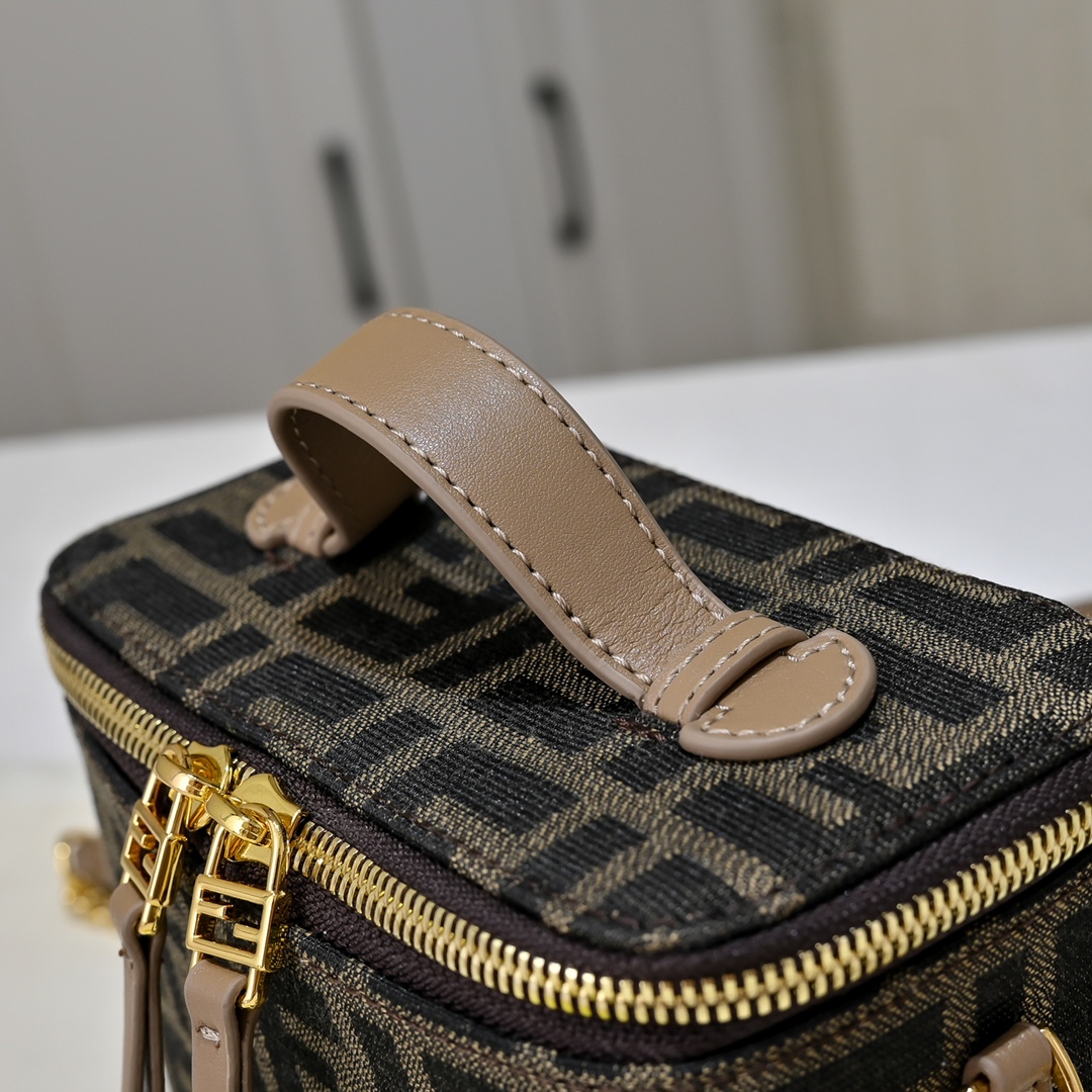 Fendi(フェンディ) 斜 めがけ バッグ 16x8x11cm