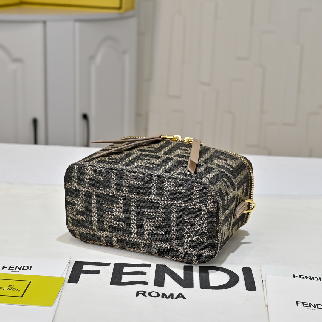 Fendi(フェンディ) 斜 めがけ バッグ 16x8x11cm