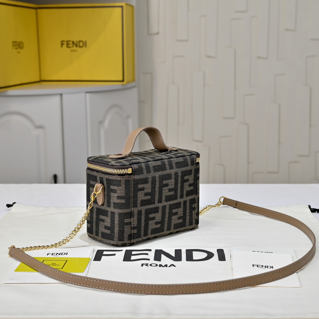 Fendi(フェンディ) 斜 めがけ バッグ 16x8x11cm