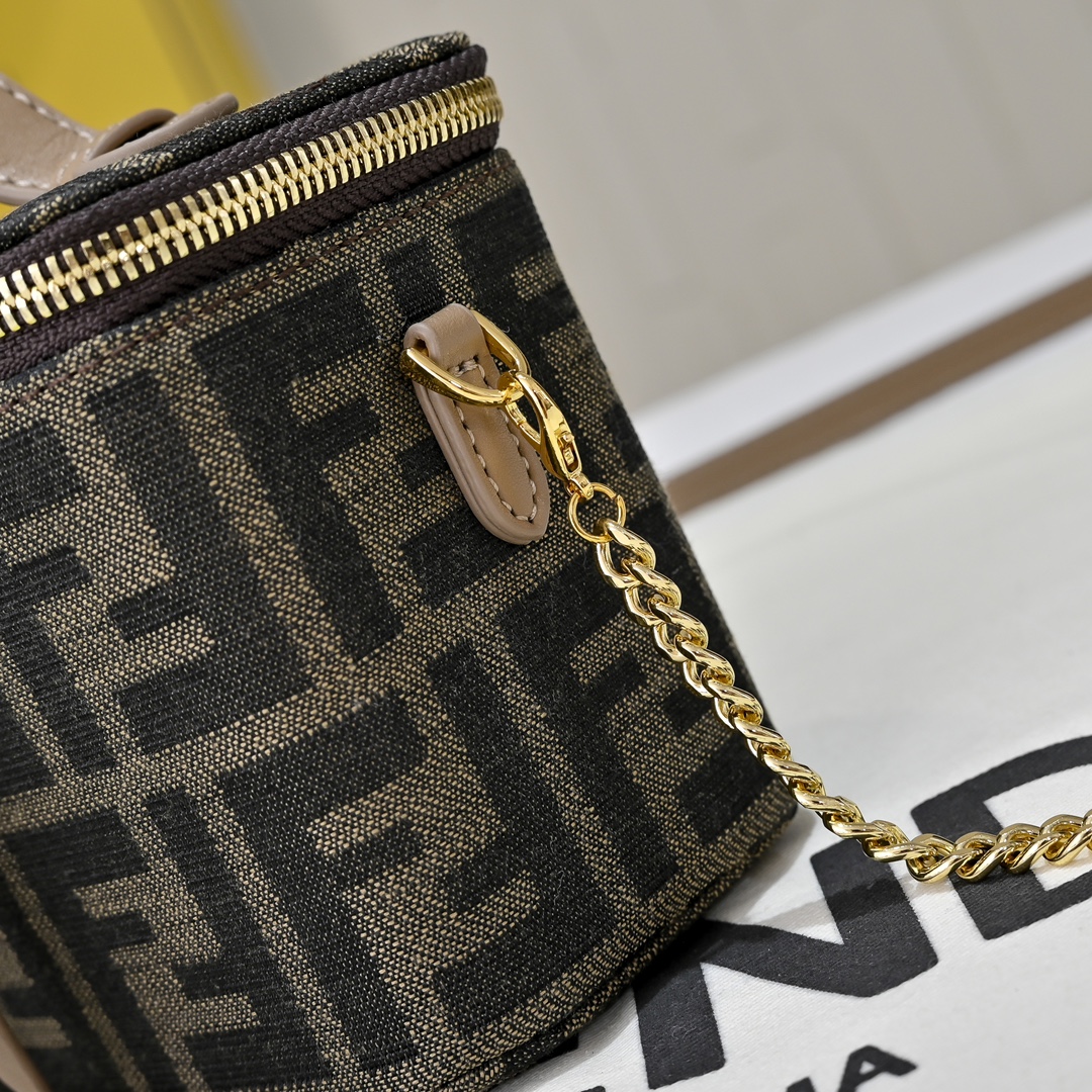 Fendi(フェンディ) 斜 めがけ バッグ 16x8x11cm