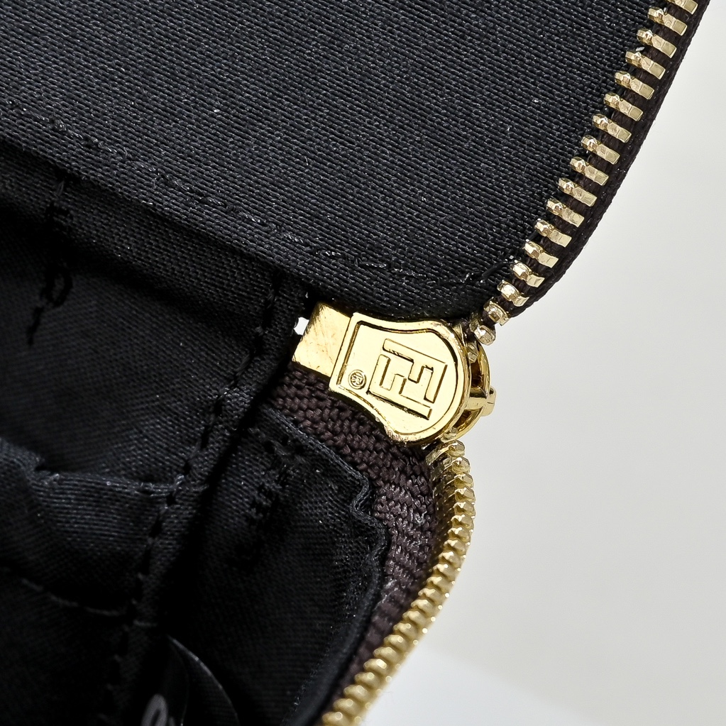 Fendi(フェンディ) 斜 めがけ バッグ 16x8x11cm