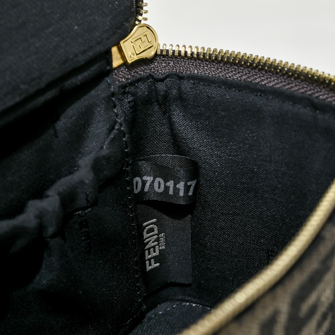 Fendi(フェンディ) 斜 めがけ バッグ 16x8x11cm