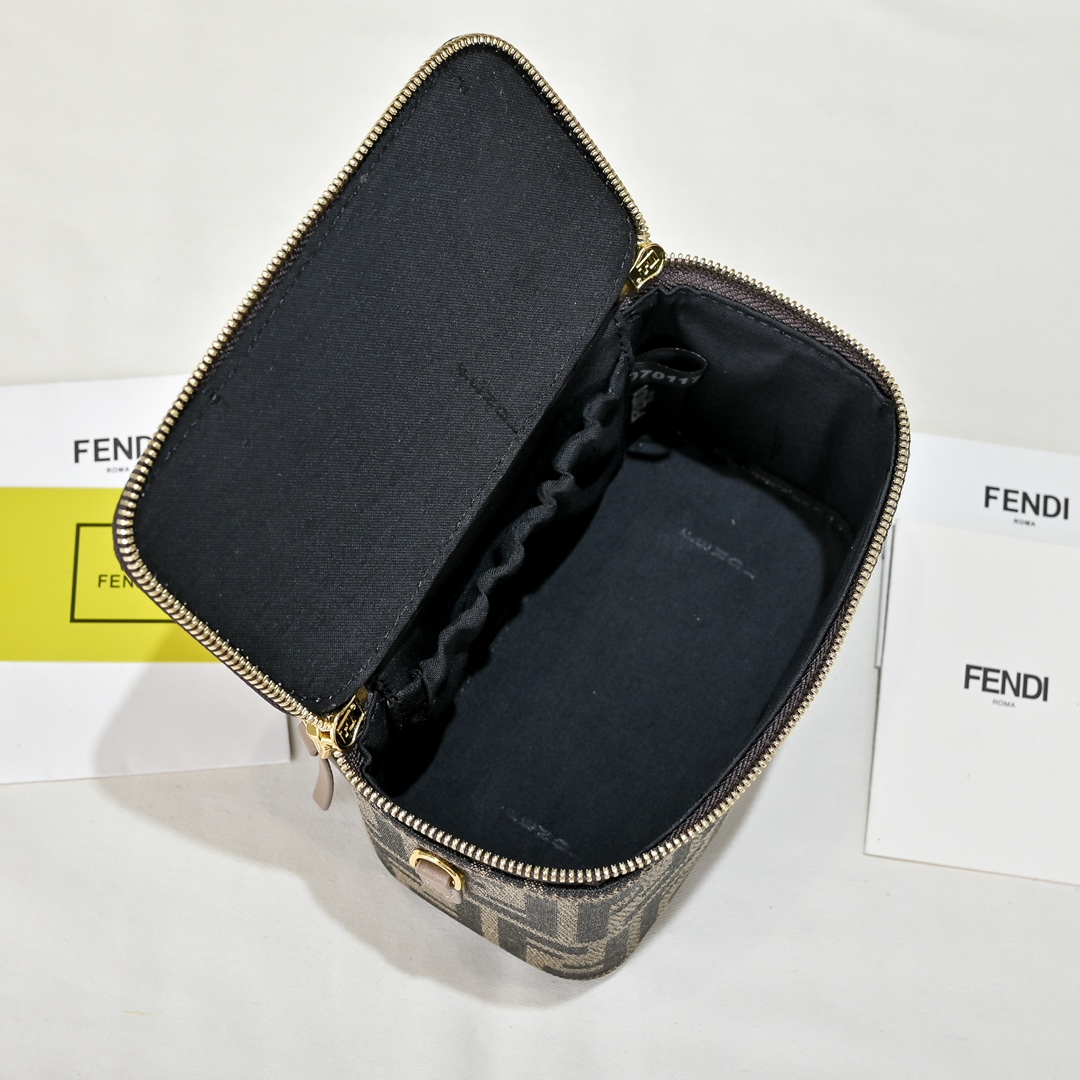 Fendi(フェンディ) 斜 めがけ バッグ 16x8x11cm