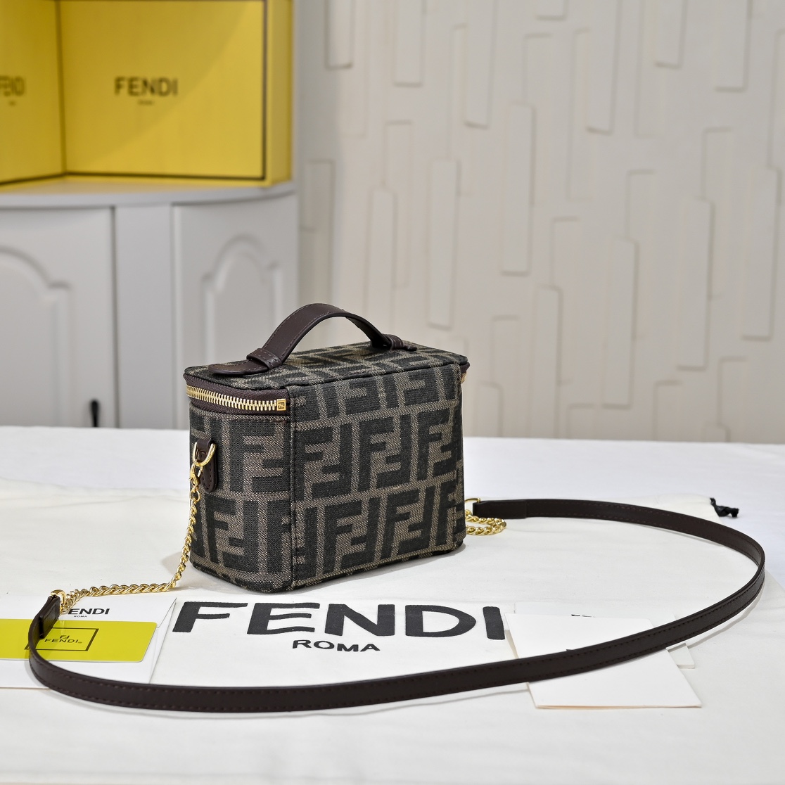Fendi(フェンディ) 斜 めがけ バッグ 16x8x11cm