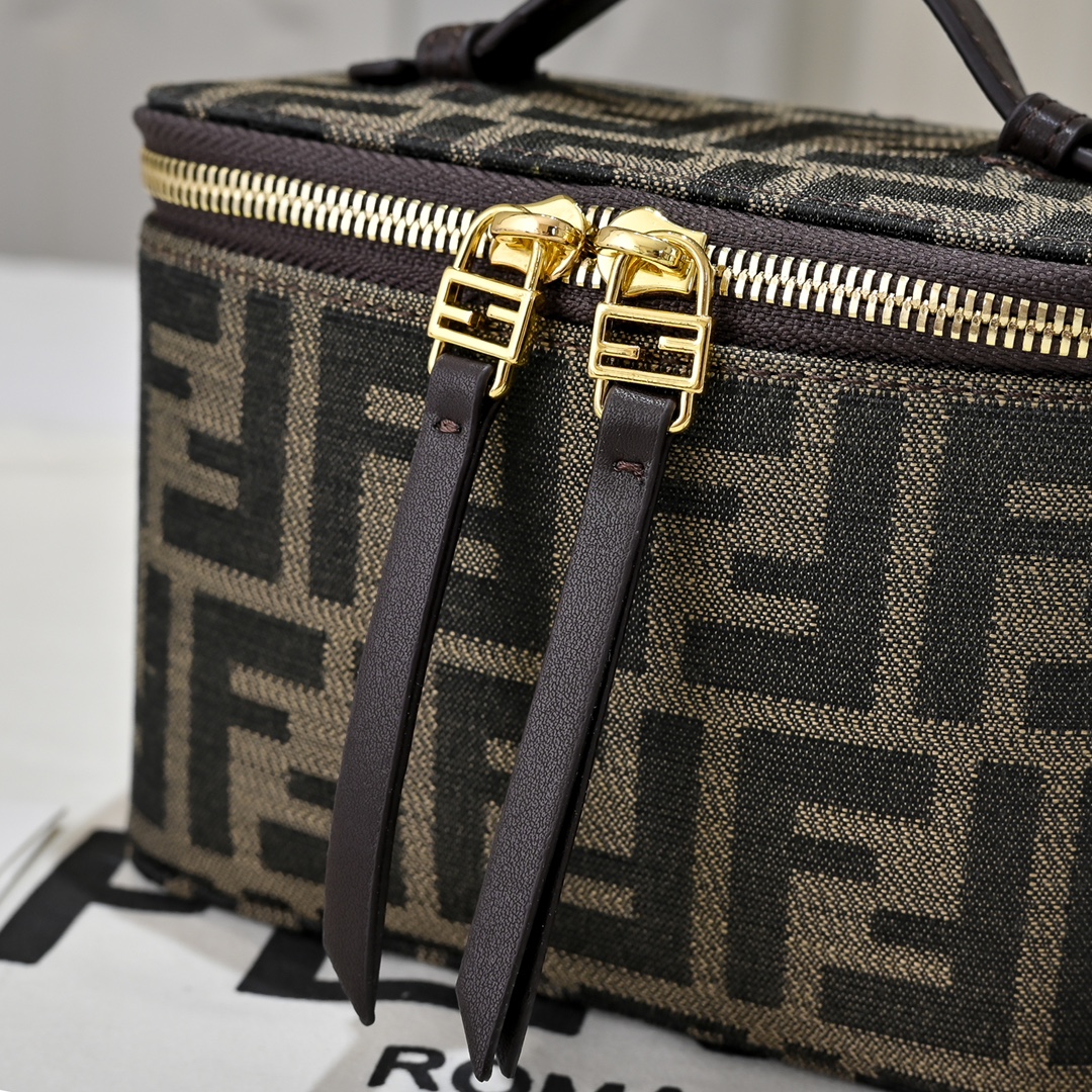 Fendi(フェンディ) 斜 めがけ バッグ 16x8x11cm