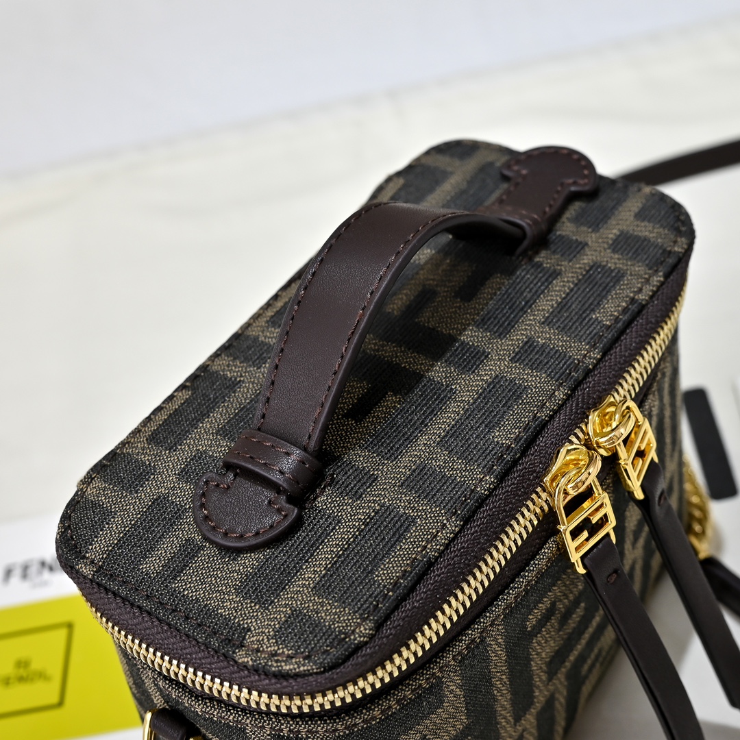 Fendi(フェンディ) 斜 めがけ バッグ 16x8x11cm