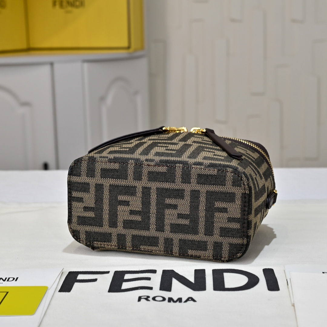 Fendi(フェンディ) 斜 めがけ バッグ 16x8x11cm