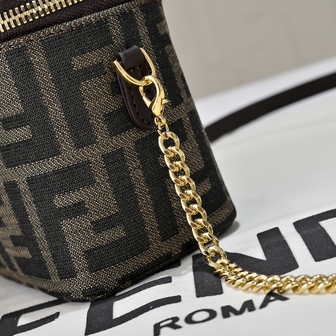 Fendi(フェンディ) 斜 めがけ バッグ 16x8x11cm