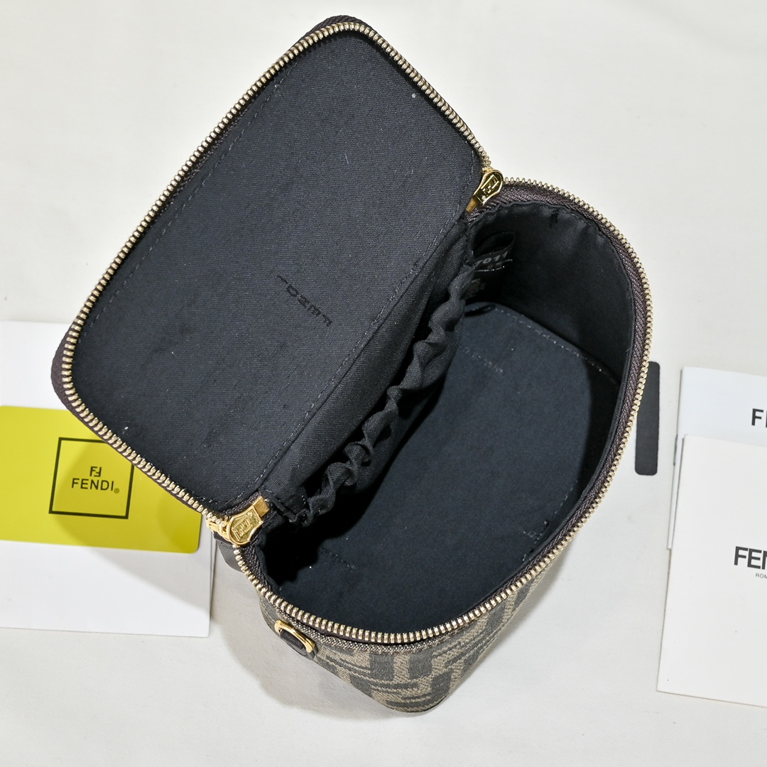 Fendi(フェンディ) 斜 めがけ バッグ 16x8x11cm