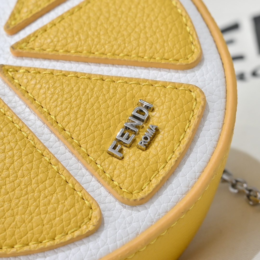 Fendi(フェンディ) 斜 めがけ バッグ 13x8.5cm