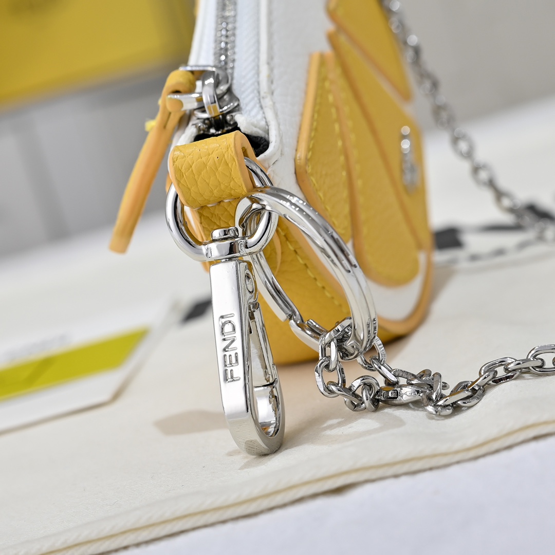 Fendi(フェンディ) 斜 めがけ バッグ 13x8.5cm