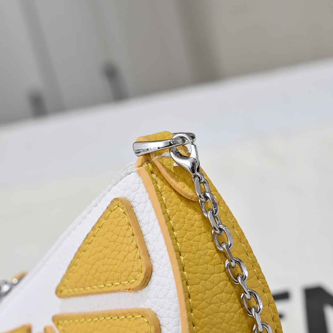 Fendi(フェンディ) 斜 めがけ バッグ 13x8.5cm