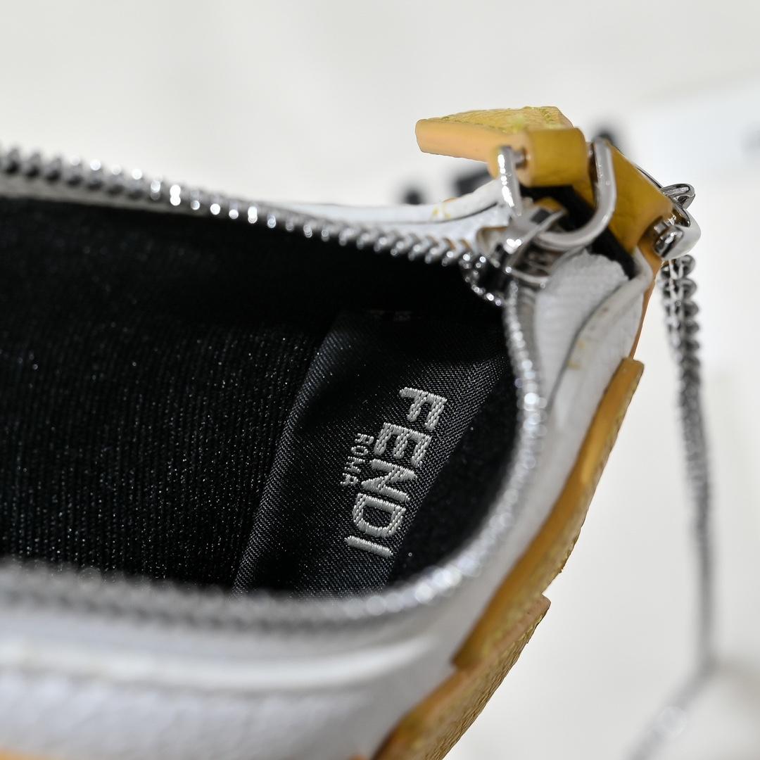 Fendi(フェンディ) 斜 めがけ バッグ 13x8.5cm