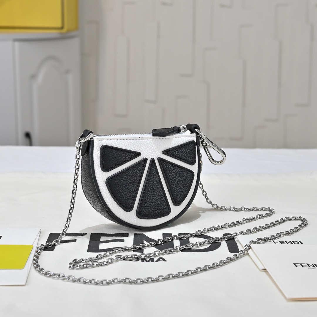 Fendi(フェンディ) 斜 めがけ バッグ 13x8.5cm
