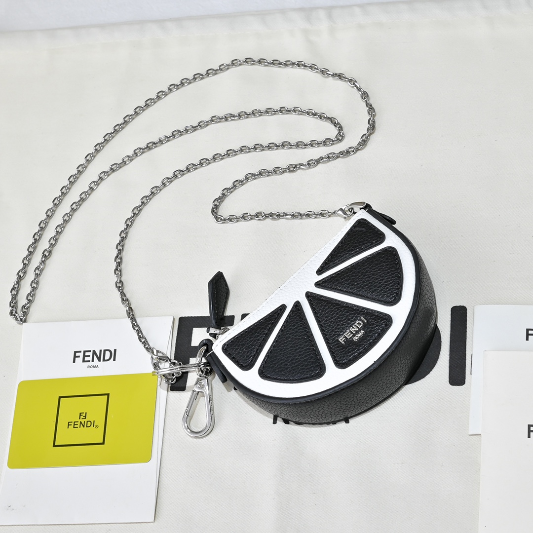 Fendi(フェンディ) 斜 めがけ バッグ 13x8.5cm