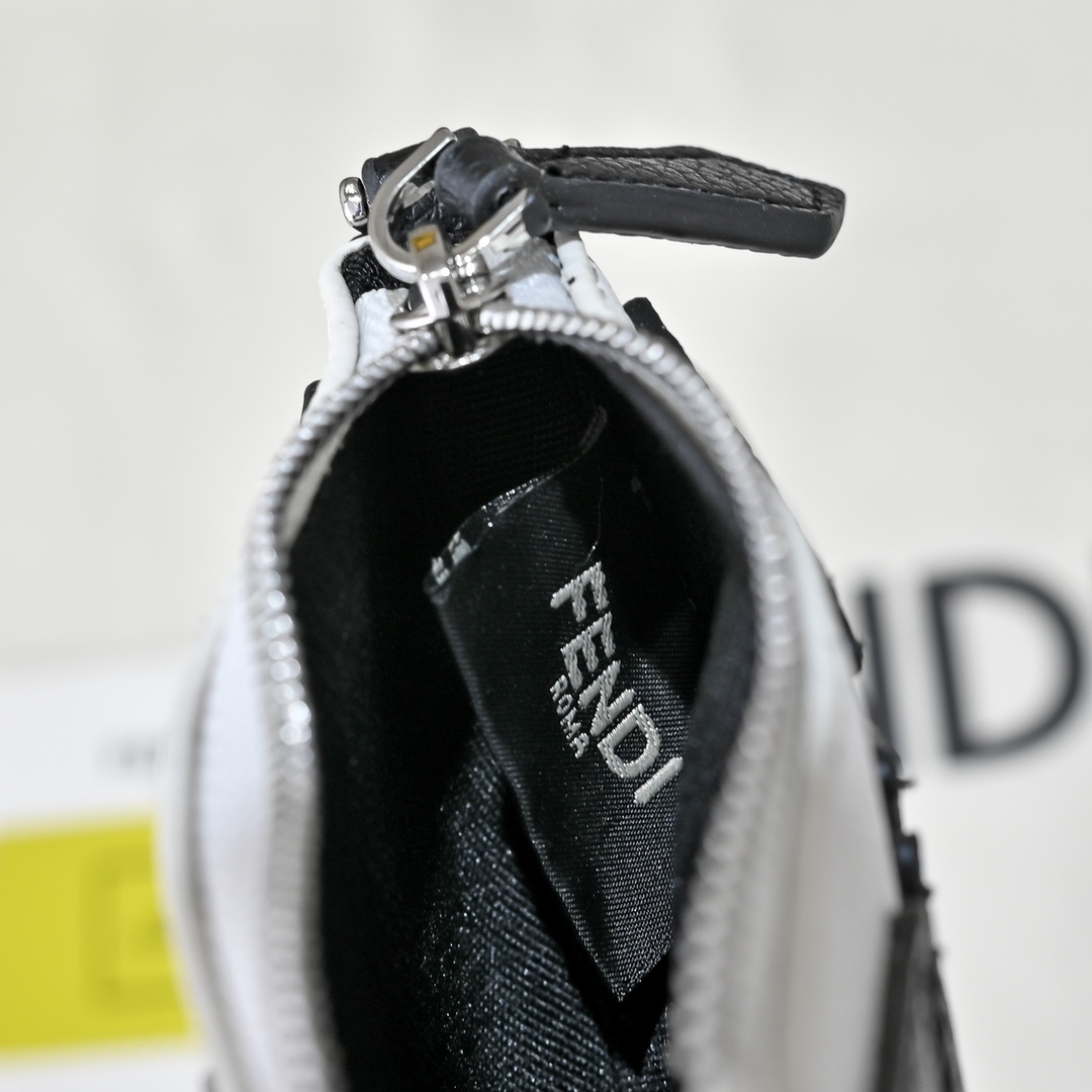 Fendi(フェンディ) 斜 めがけ バッグ 13x8.5cm