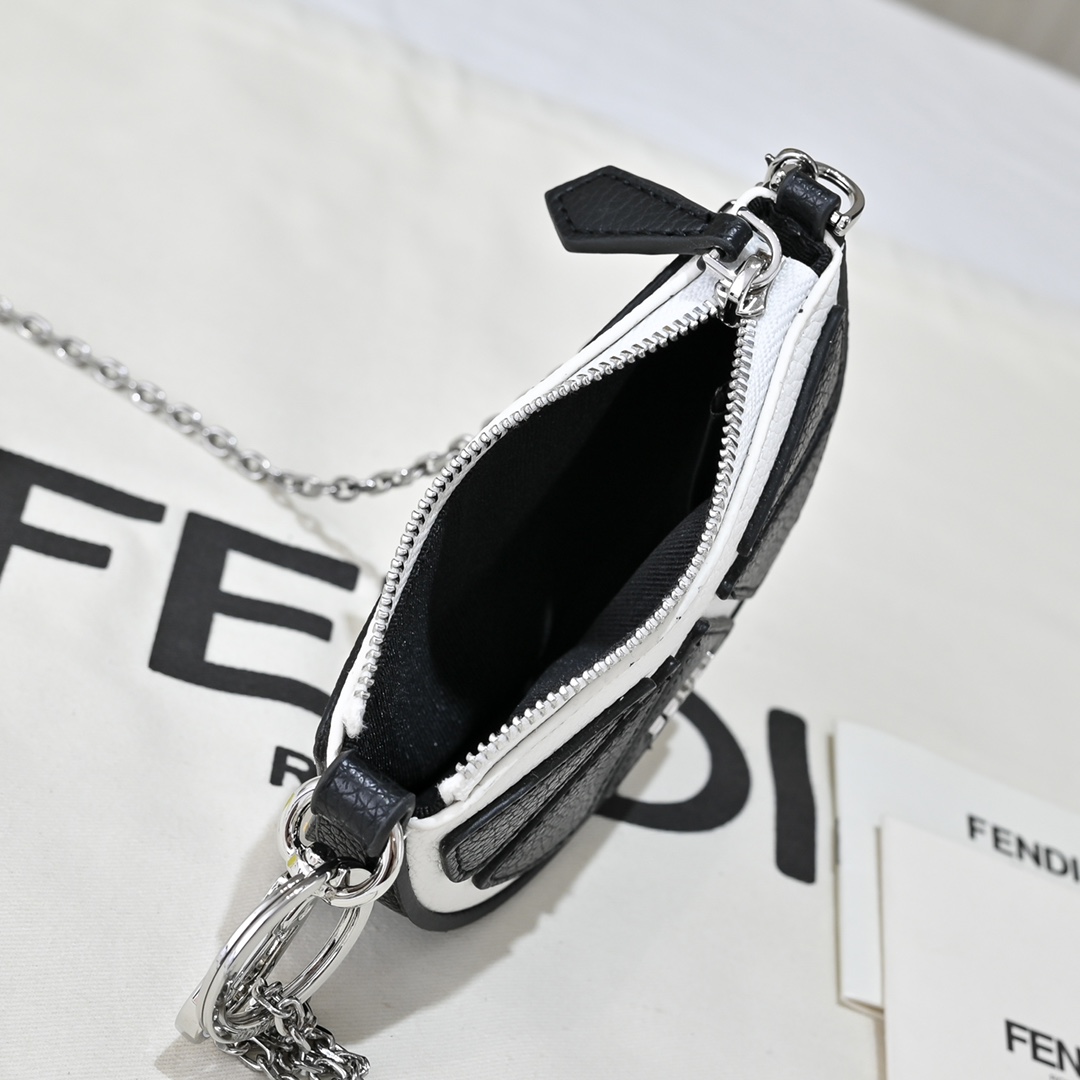 Fendi(フェンディ) 斜 めがけ バッグ 13x8.5cm
