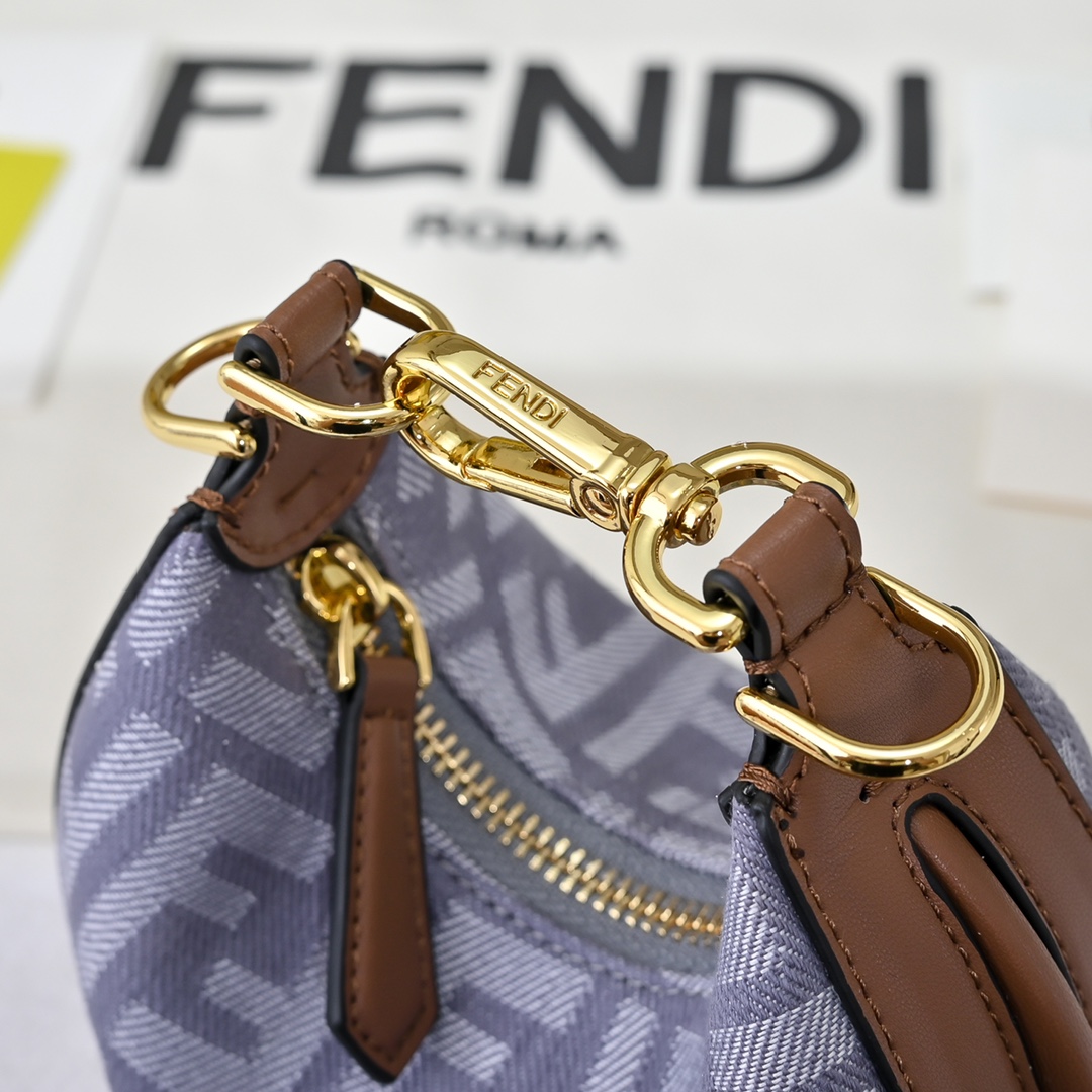 Fendi(フェンディ) 肩掛け バッグ 16x14x5cm
