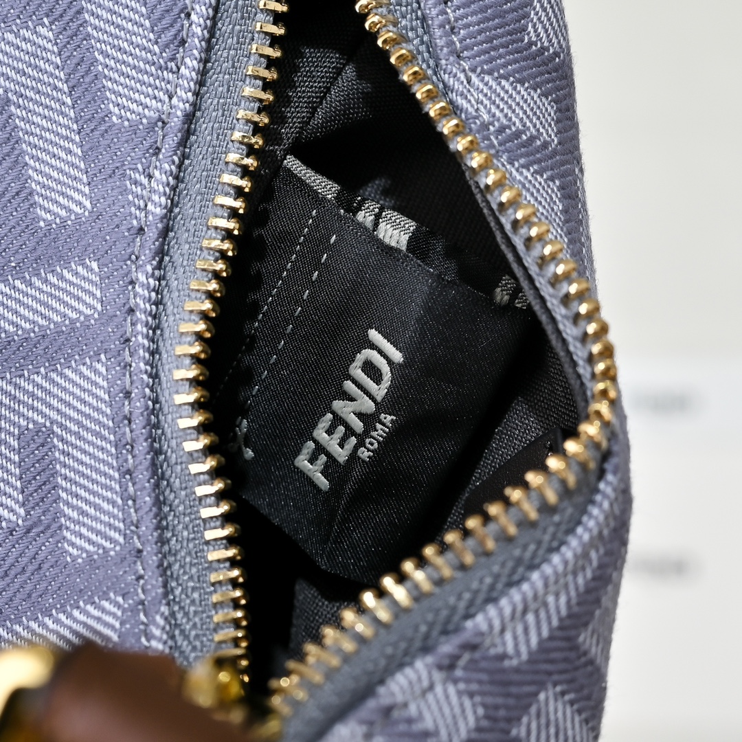 Fendi(フェンディ) 肩掛け バッグ 16x14x5cm