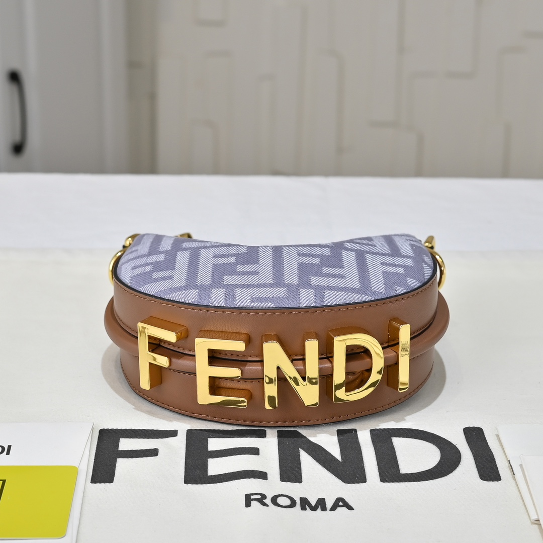 Fendi(フェンディ) 肩掛け バッグ 16x14x5cm
