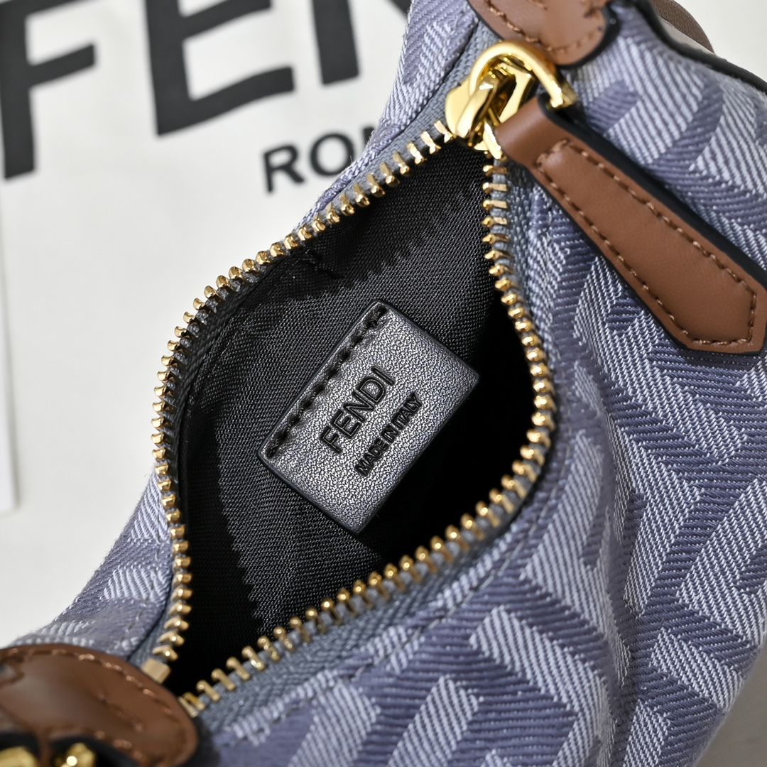 Fendi(フェンディ) 肩掛け バッグ 16x14x5cm