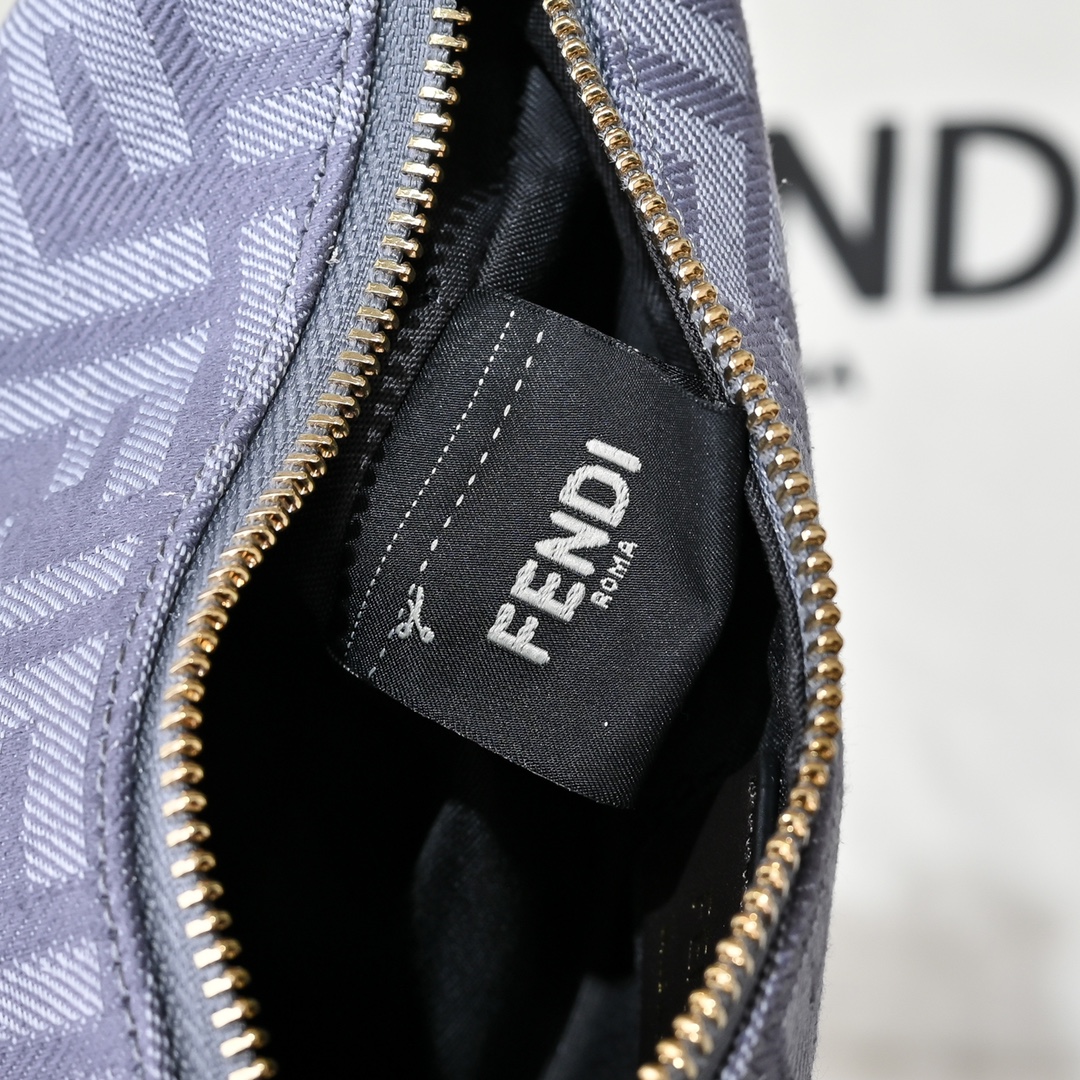 Fendi(フェンディ) 肩掛け バッグ 20x13x7cm