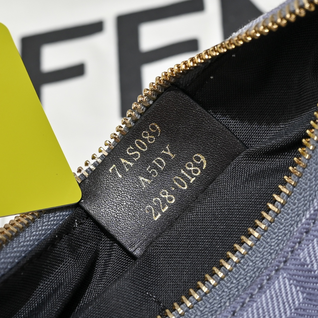 Fendi(フェンディ) 肩掛け バッグ 20x13x7cm