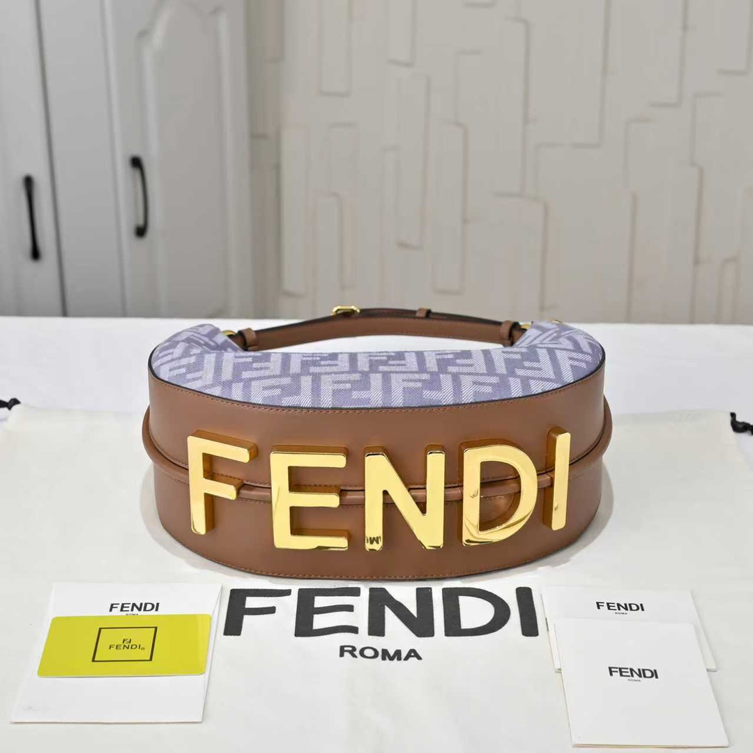 Fendi(フェンディ) 肩掛け バッグ 29x24x10cm