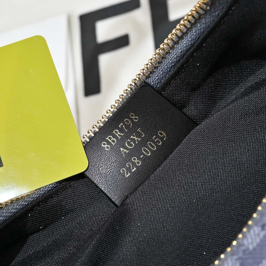 Fendi(フェンディ) 肩掛け バッグ 29x24x10cm