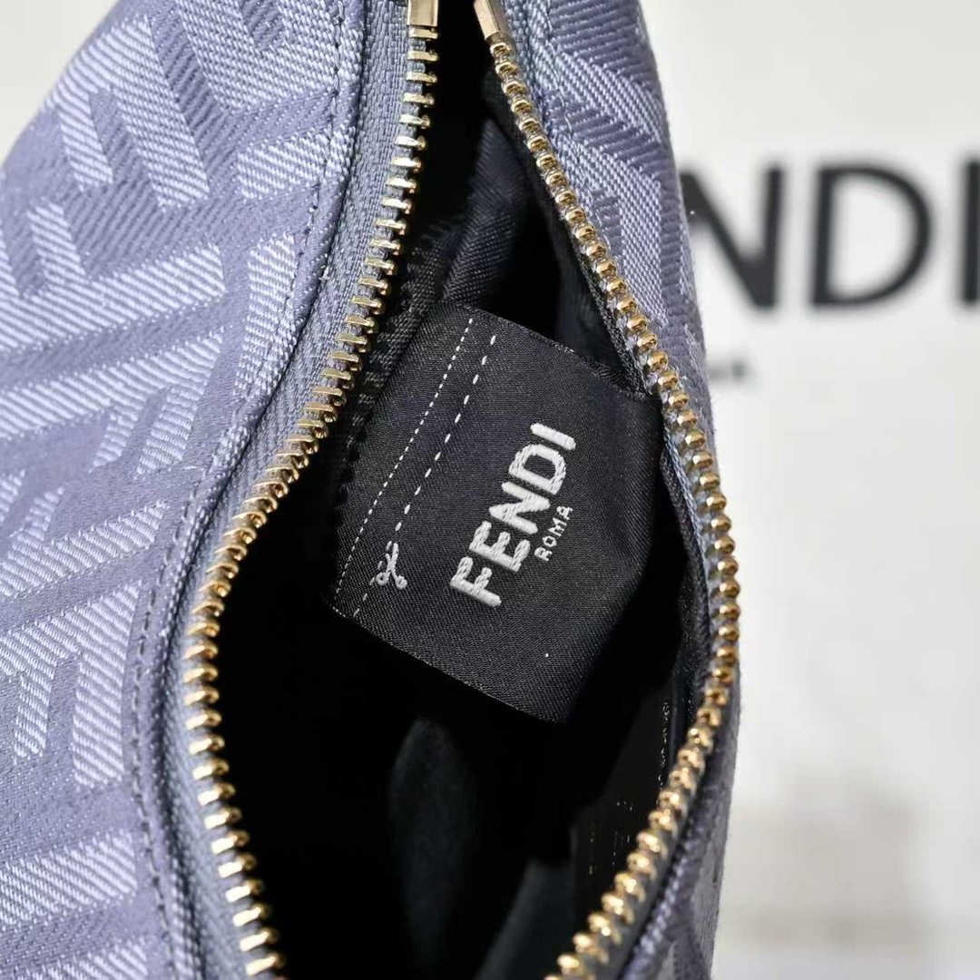 Fendi(フェンディ) 肩掛け バッグ 29x24x10cm