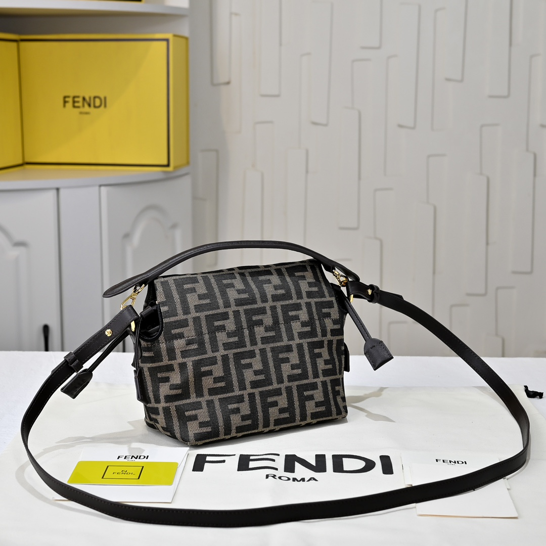 Fendi(フェンディ) 斜 めがけ バッグ 26.5x8.5x18cm