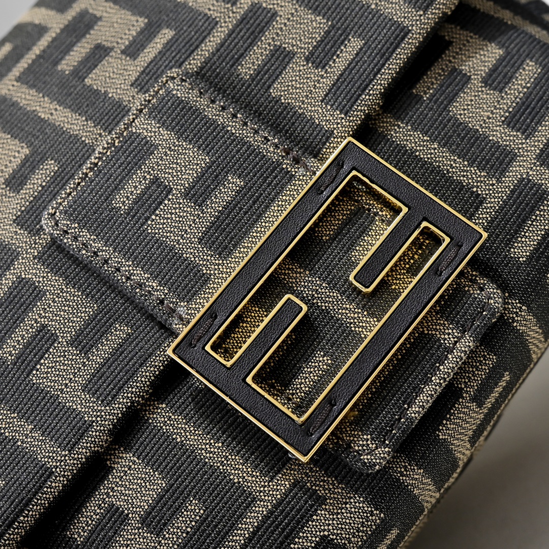 Fendi(フェンディ) 斜 めがけ バッグ 26.5x8.5x18cm