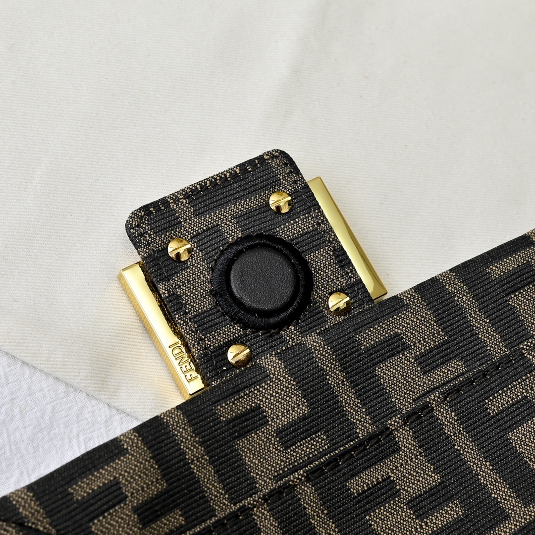 Fendi(フェンディ) 斜 めがけ バッグ 26.5x8.5x18cm