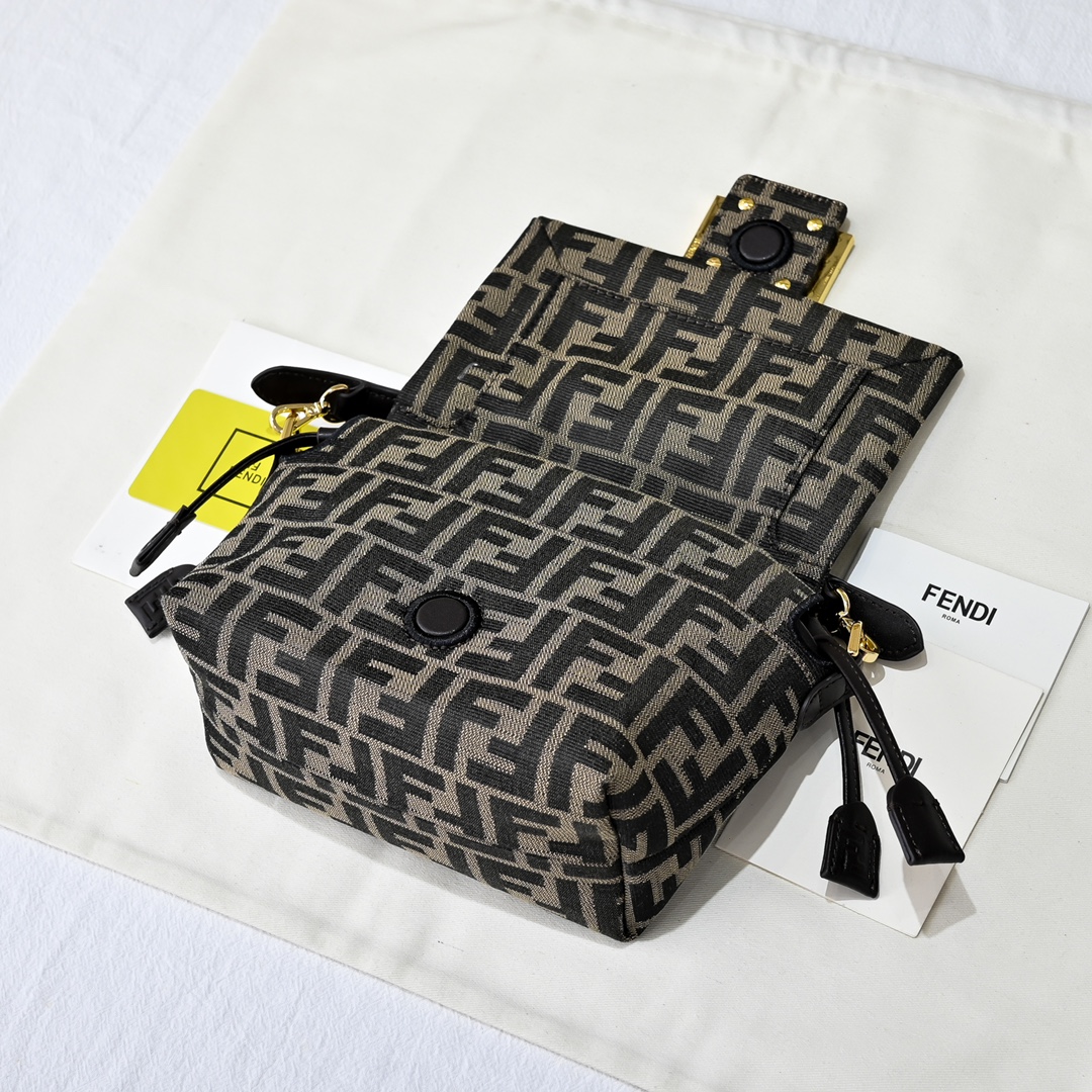 Fendi(フェンディ) 斜 めがけ バッグ 26.5x8.5x18cm