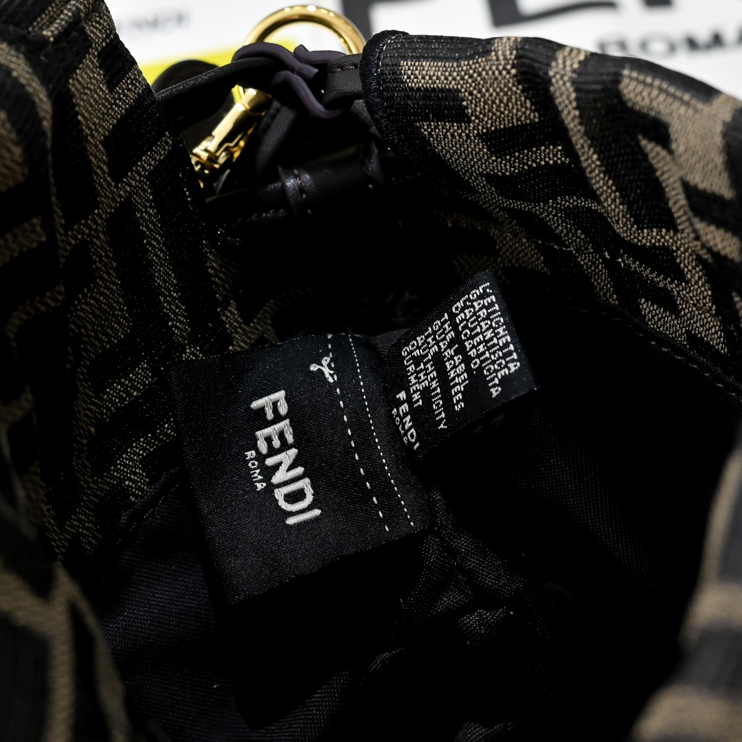 Fendi(フェンディ) 斜 めがけ バッグ 26.5x8.5x18cm