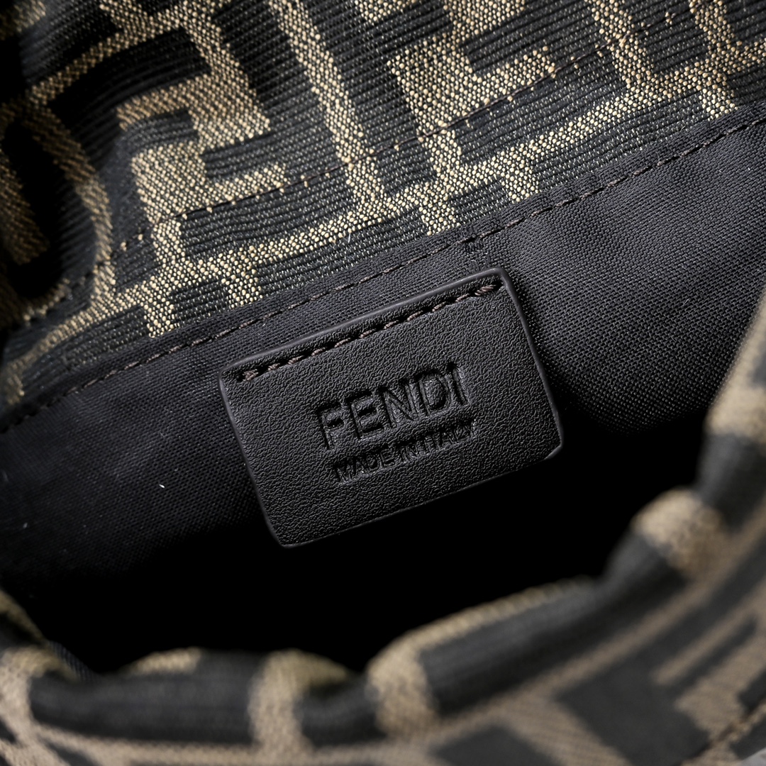 Fendi(フェンディ) 斜 めがけ バッグ 26.5x8.5x18cm