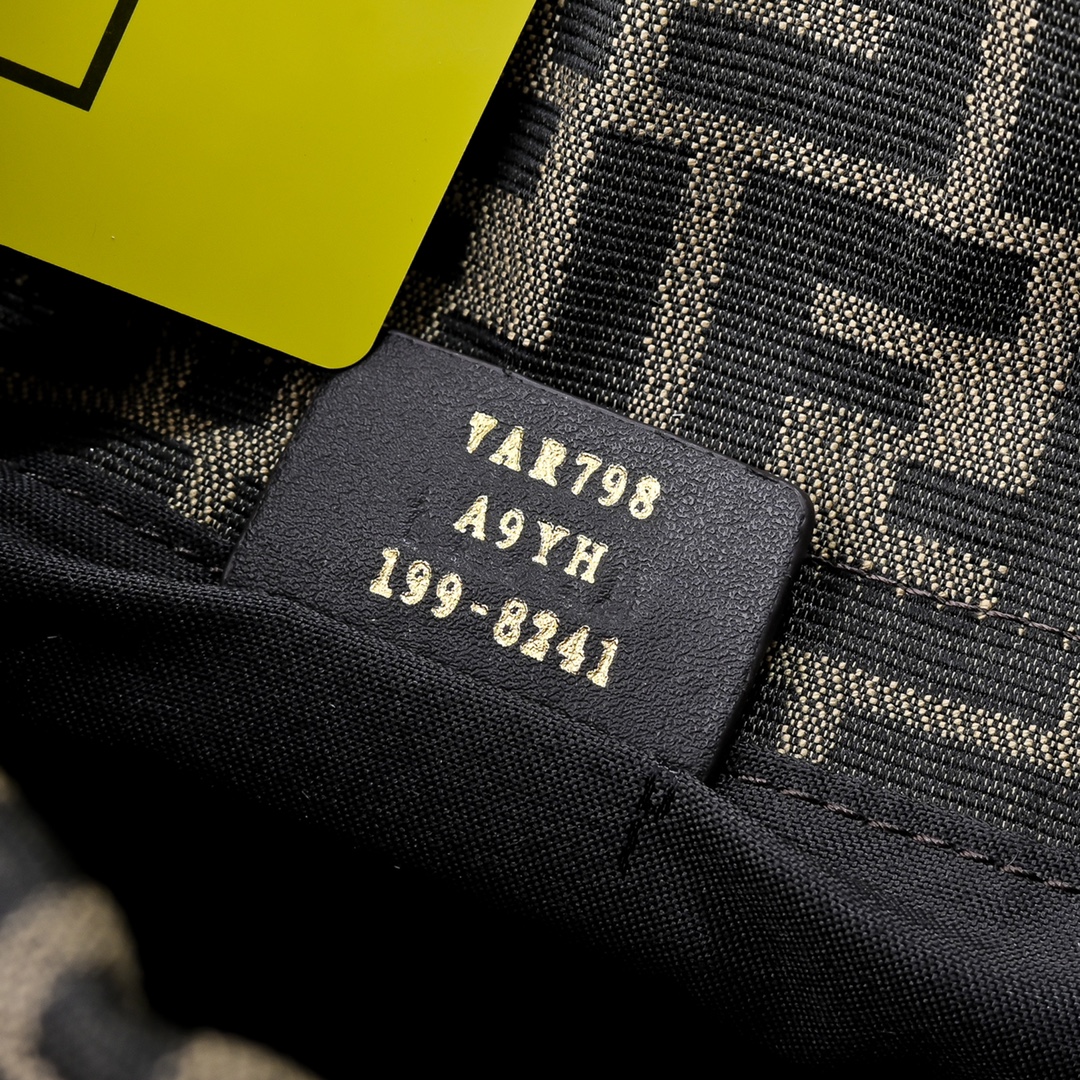 Fendi(フェンディ) 斜 めがけ バッグ 26.5x8.5x18cm
