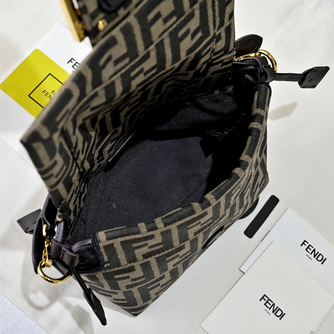 Fendi(フェンディ) 斜 めがけ バッグ 26.5x8.5x18cm