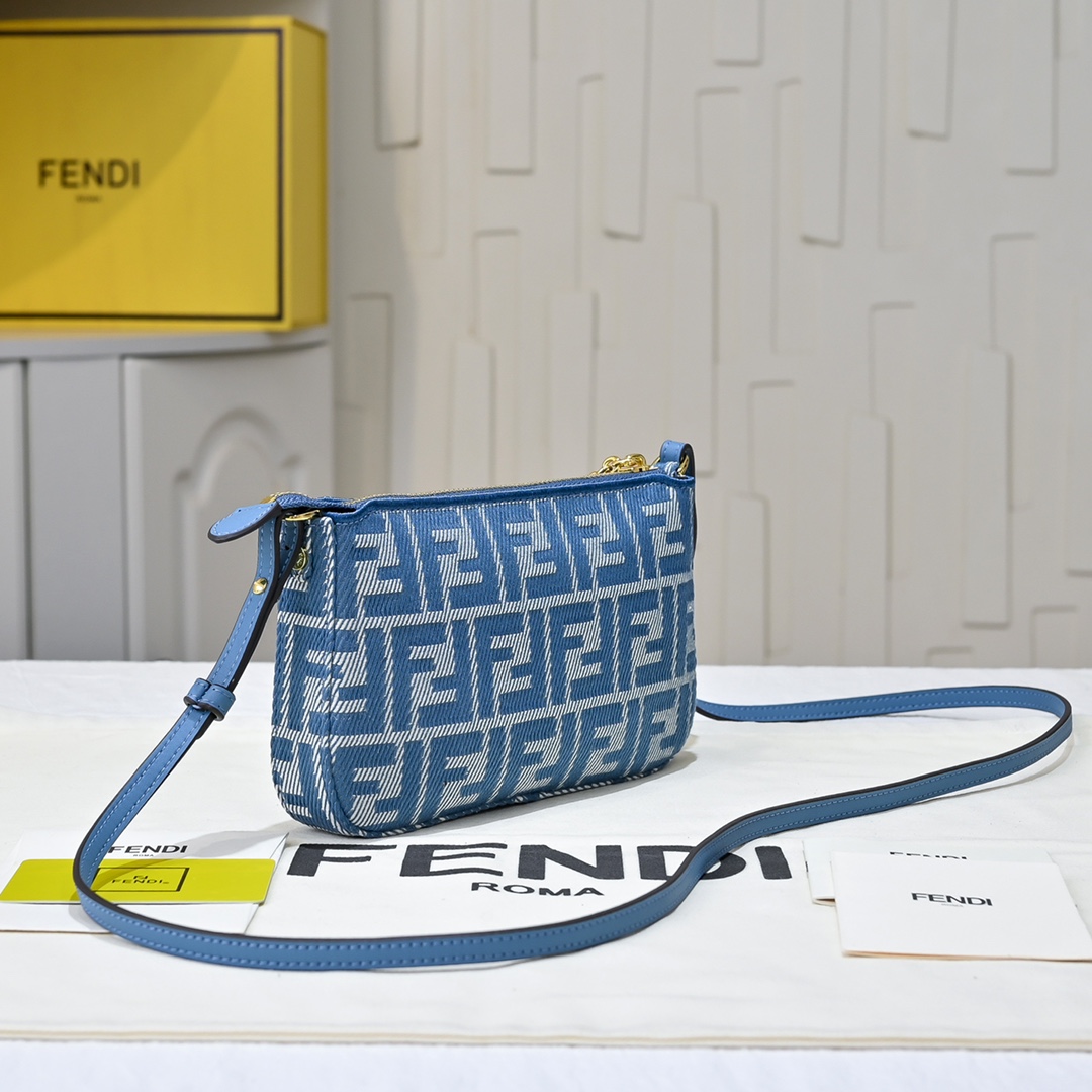 Fendi(フェンディ) 斜 めがけ バッグ 20x3x12cm