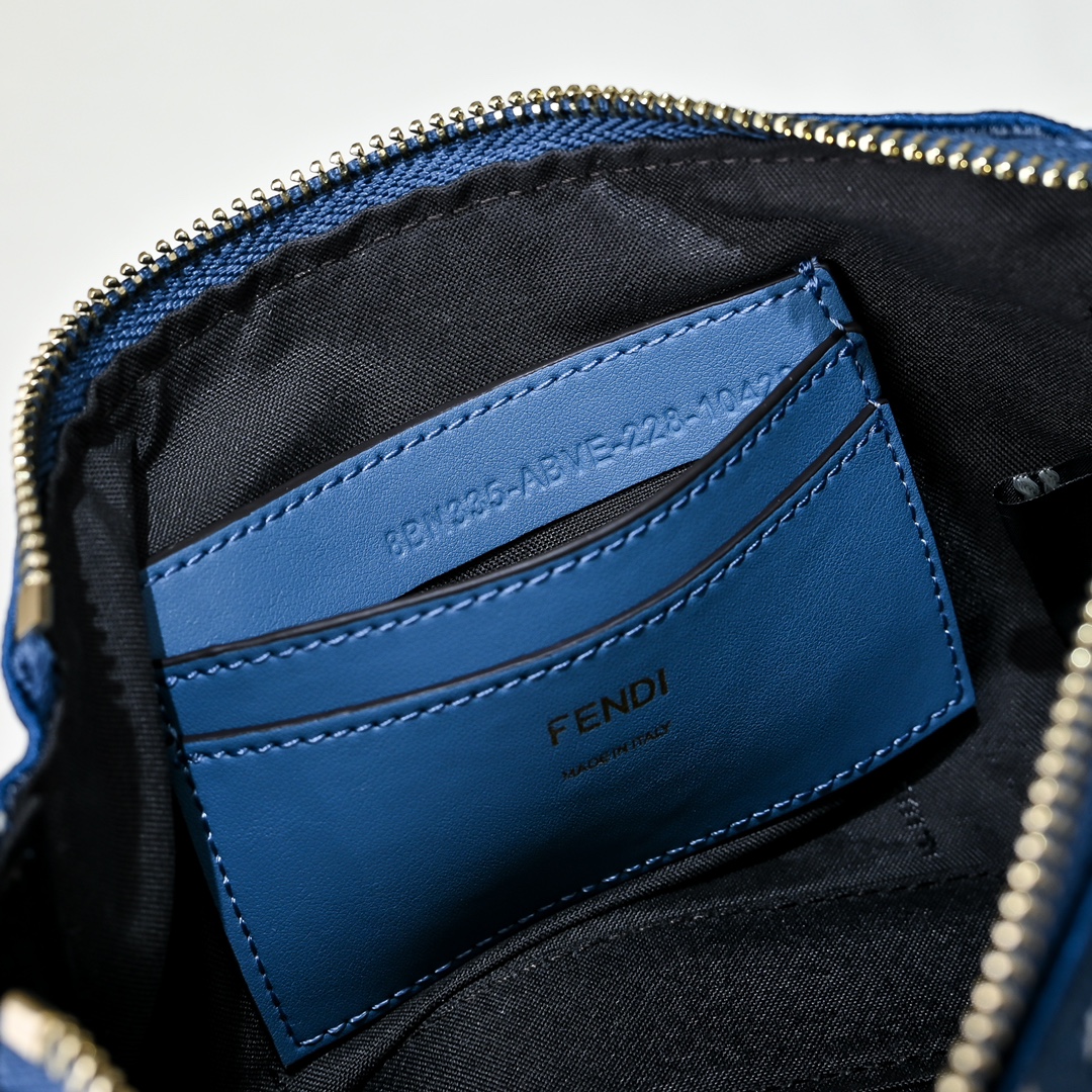 Fendi(フェンディ) 斜 めがけ バッグ 20x3x12cm