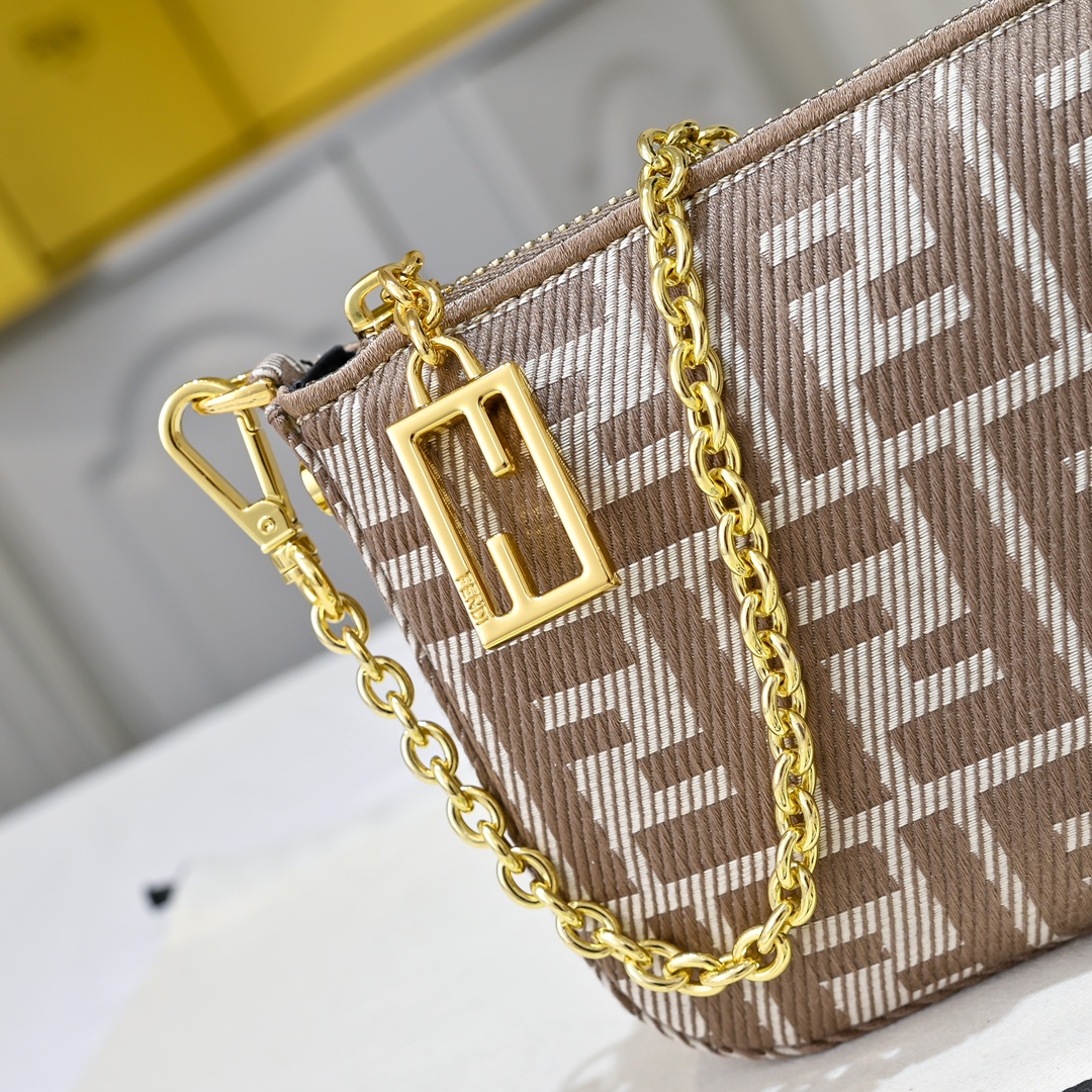 Fendi(フェンディ) 斜 めがけ バッグ 20x3x12cm