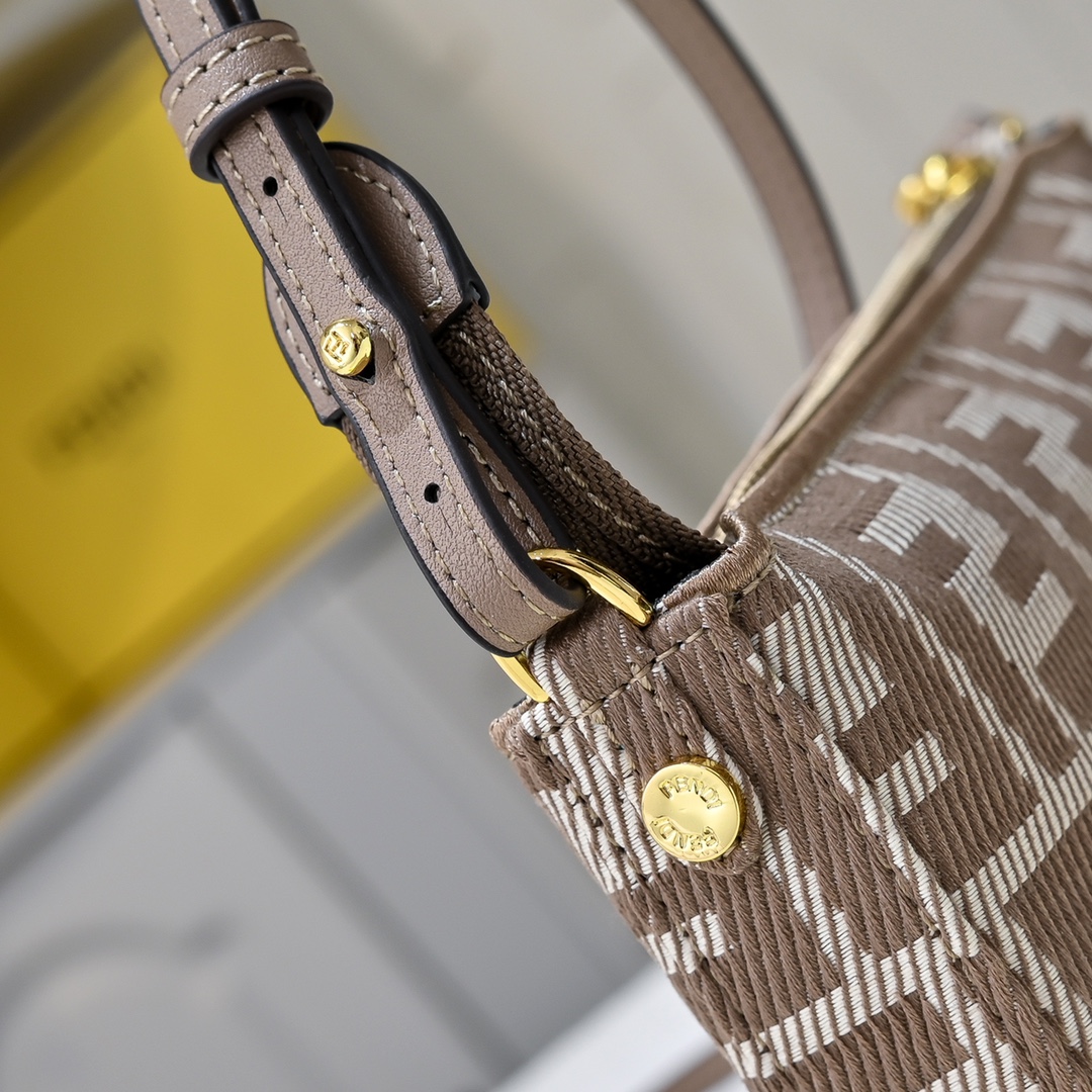 Fendi(フェンディ) 斜 めがけ バッグ 20x3x12cm