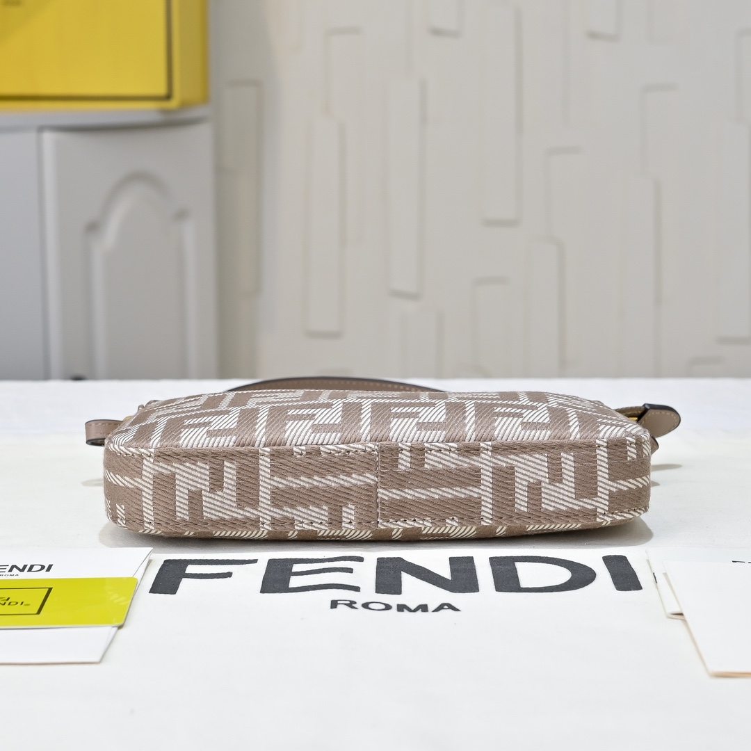 Fendi(フェンディ) 斜 めがけ バッグ 20x3x12cm