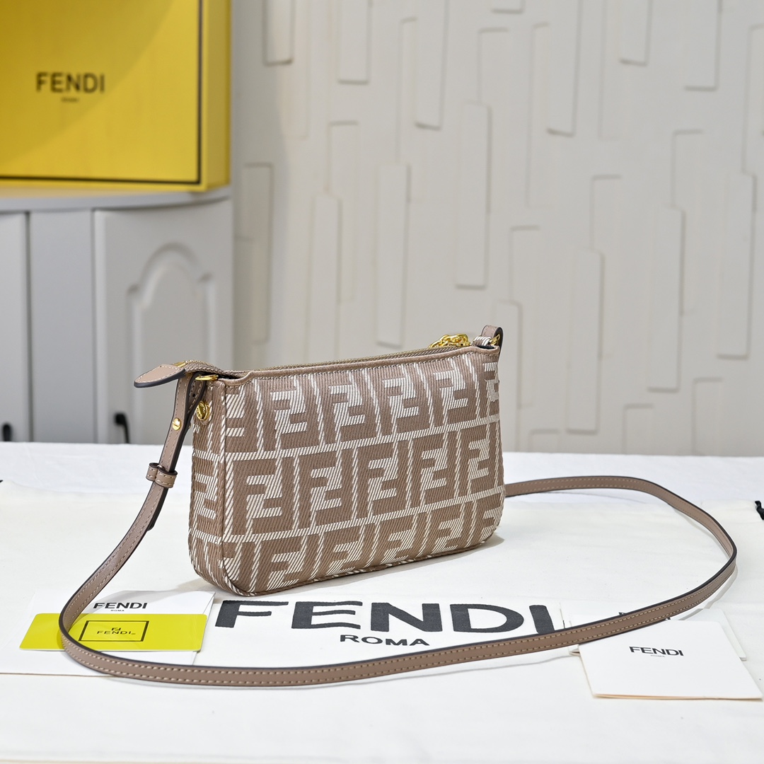 Fendi(フェンディ) 斜 めがけ バッグ 20x3x12cm