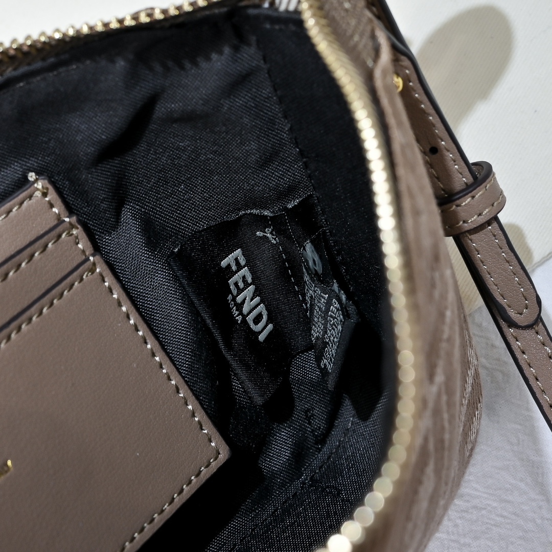 Fendi(フェンディ) 斜 めがけ バッグ 20x3x12cm