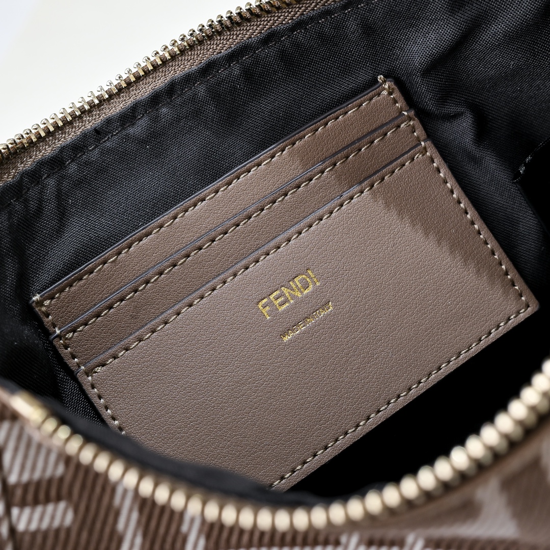 Fendi(フェンディ) 斜 めがけ バッグ 20x3x12cm