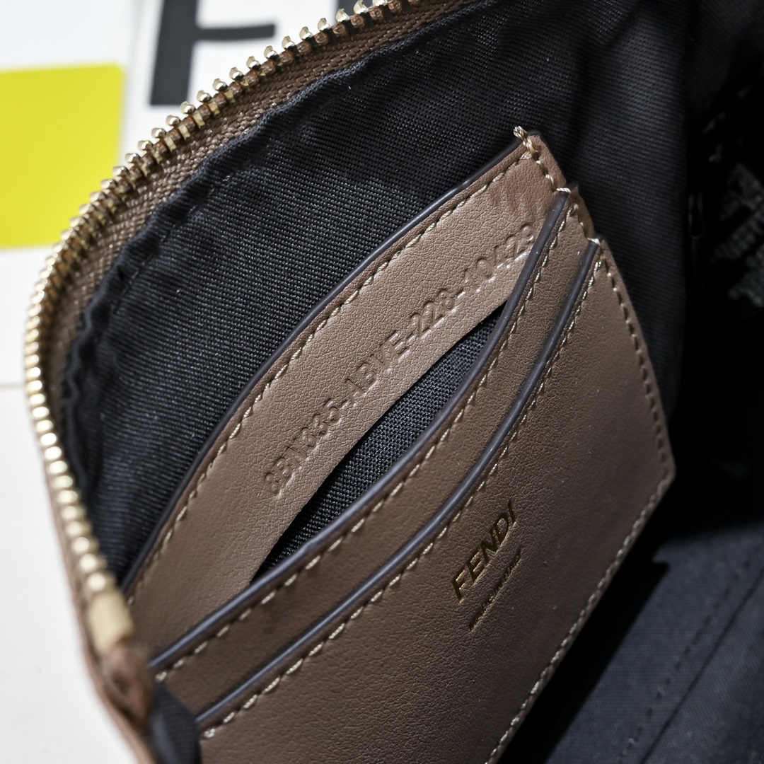 Fendi(フェンディ) 斜 めがけ バッグ 20x3x12cm
