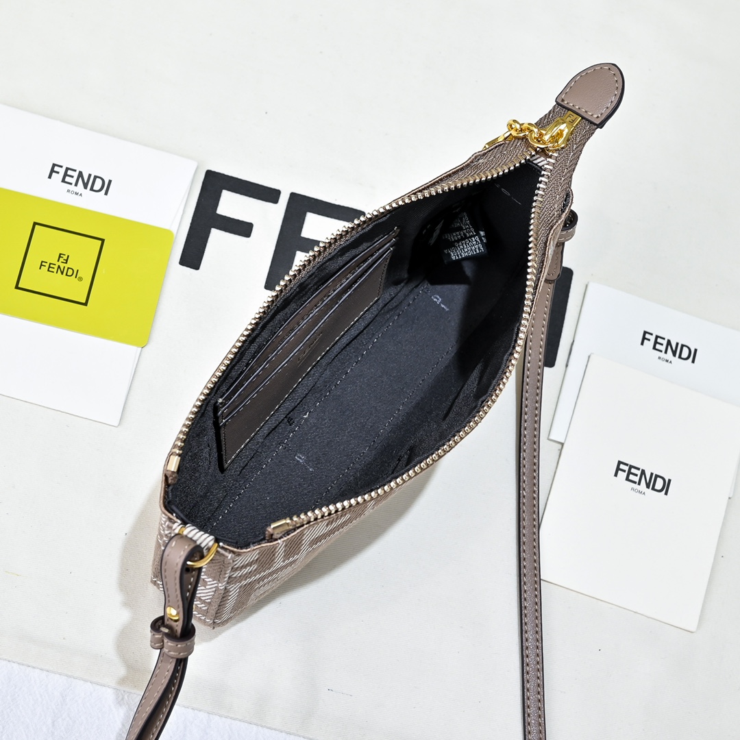 Fendi(フェンディ) 斜 めがけ バッグ 20x3x12cm